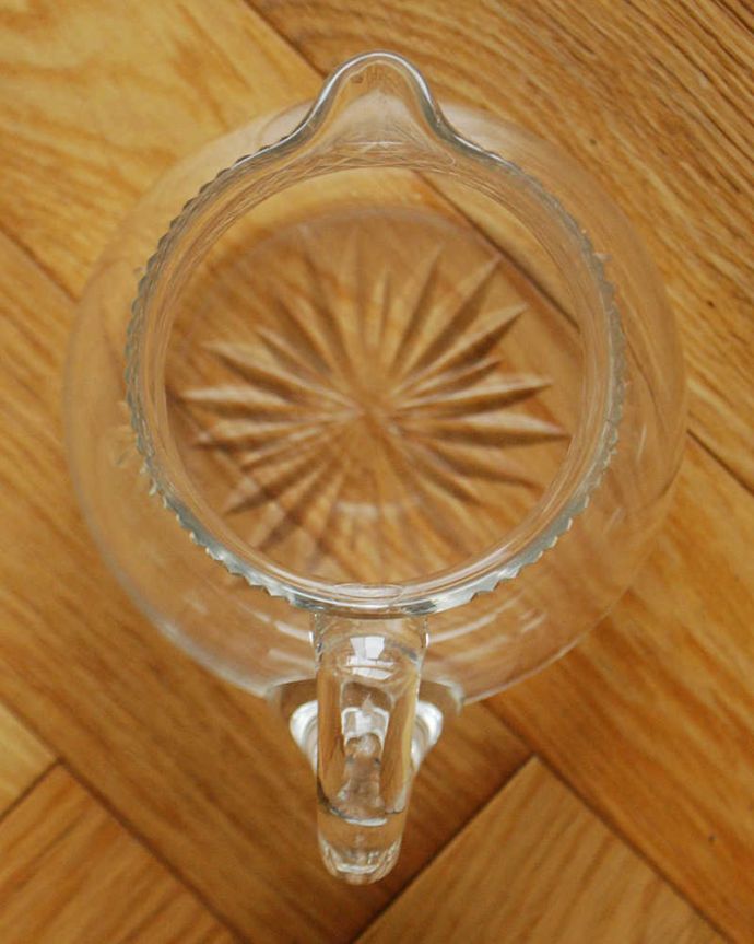 アンティーク 雑貨のガラス小物　アンティーク雑貨　ぽってりした形のガラスピッチャー、花器にもなるアンティーク プレスドグラス。上から見るとこんな感じです。(pg-4797)