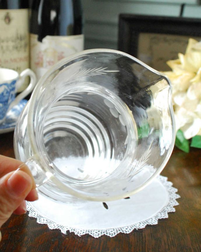 アンティーク 雑貨のガラス小物　アンティーク雑貨　アンティークのプレスドグラス、シンプルなカッティングのガラスピッチャー。上から見るとこんな感じです。(pg-4798)