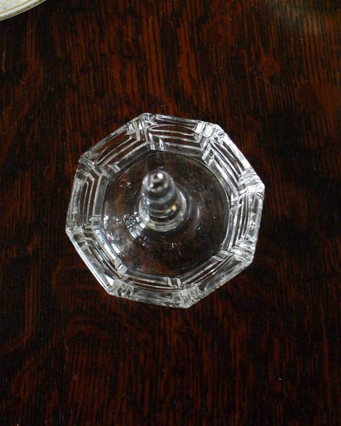 アンティーク 雑貨のガラス小物　アンティーク雑貨　八角形のガラスのリングスタンド、アンティークプレスドグラス。上から見るとこんな感じですアンティークなので多少のキズ・欠けがある場合がありますが、使用上問題ありませんので予めご了承下さい。(pg-4800)