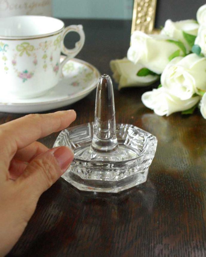アンティーク 雑貨のガラス小物　アンティーク雑貨　八角形のガラスのリングスタンド、アンティークプレスドグラス。お気に入りのアクセサリーと一緒に真ん中に指輪を挿して周りにはピアスやネックレスを。(pg-4800)