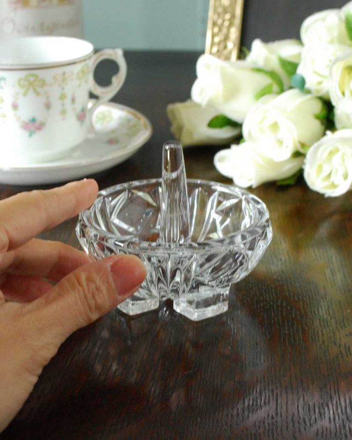アンティーク 雑貨のガラス小物　アンティーク雑貨　脚がかわいい英国アンティークガラス、小物も置けるトレー付きリングスタンド（プレスドグラス）。ガラスでできたリングスタンド。(pg-4802)