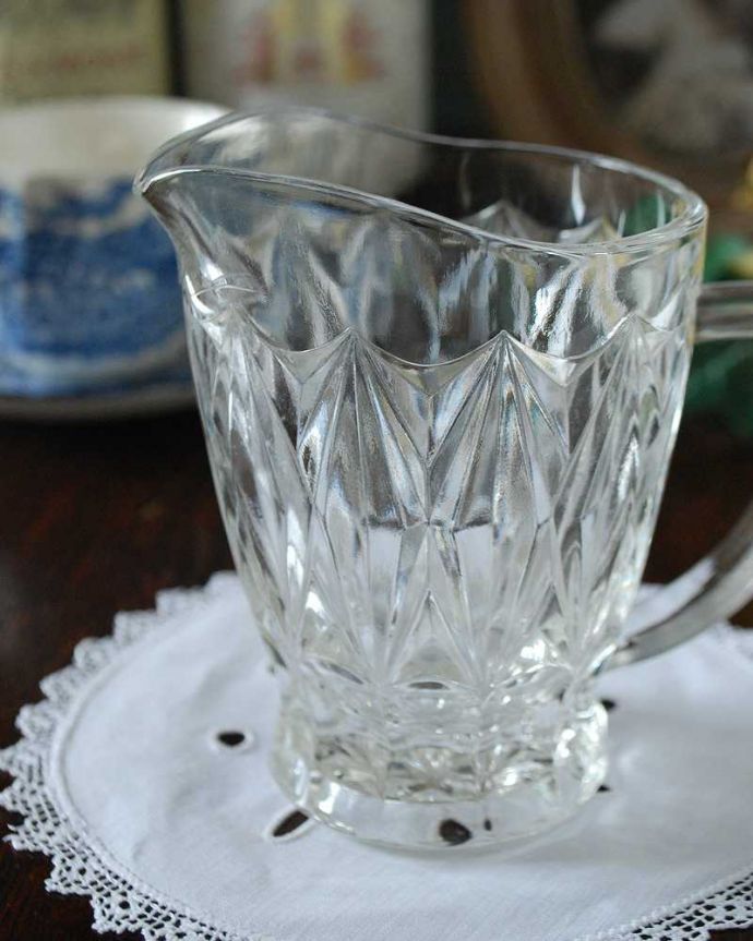 アンティーク 雑貨のガラス小物　アンティーク雑貨　ミルクポットにピッタリなアンティークプレスドグラス（ミニピッチャー）。お茶の時間に欠かせないミルクピッチャーミルクティーが大好きな英国人が作ったガラスのミルクピッチャーは、たっぷりミルクが注げるようにサイズが大きめです。(pg-4803)