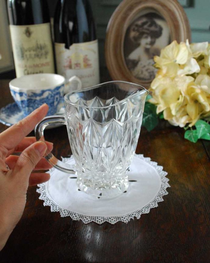 アンティーク 雑貨のガラス小物　アンティーク雑貨　ミルクポットにピッタリなアンティークプレスドグラス（ミニピッチャー）。持ち手もしっかり付いています昔と同じようにミルクを入れて使うのはもちろん使い方は自由自在。(pg-4803)