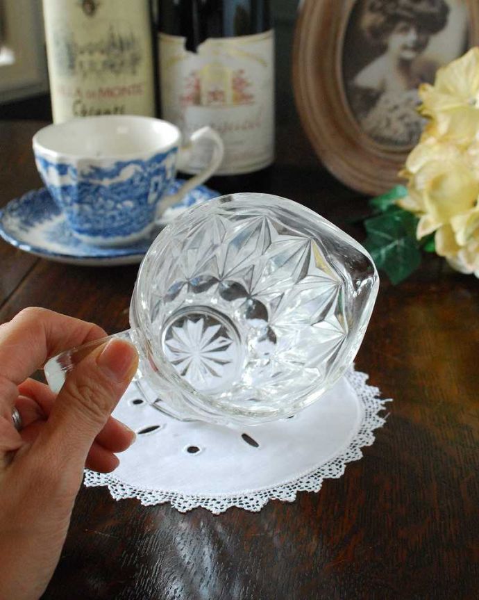 アンティーク 雑貨のガラス小物　アンティーク雑貨　ミルクポットにピッタリなアンティークプレスドグラス（ミニピッチャー）。上から見るとこんな感じです。(pg-4803)