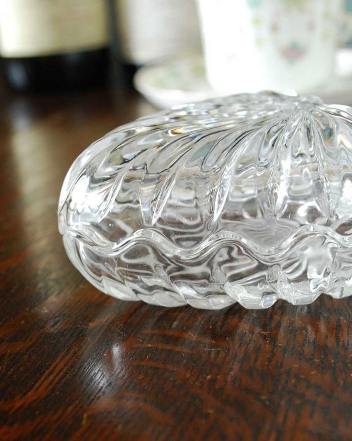 アンティーク 雑貨のガラス小物　アンティーク雑貨　大人っぽいハートのガラスケース、フタ付きアンティークプレスドグラス。アンティークのため、多少の欠け・傷がある場合がありますが、使用上問題はありませんので、ご了承下さい。(pg-4809)