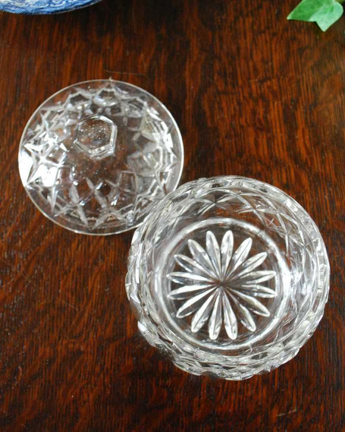 アンティーク 雑貨のガラス小物　アンティーク雑貨　ダイヤ模様がキラキラ可愛いガラスケース、アンティークのプレスドグラス(小物入れ)。上から見るとこんな感じです。(pg-4813)