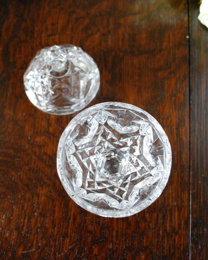 アンティーク 雑貨のガラス小物　アンティーク雑貨　長い脚が美しいカッティング、華やかなフタ付きアンティークガラスケース（プレスドグラス ）。上から見るとこんな感じです。(pg-4817)