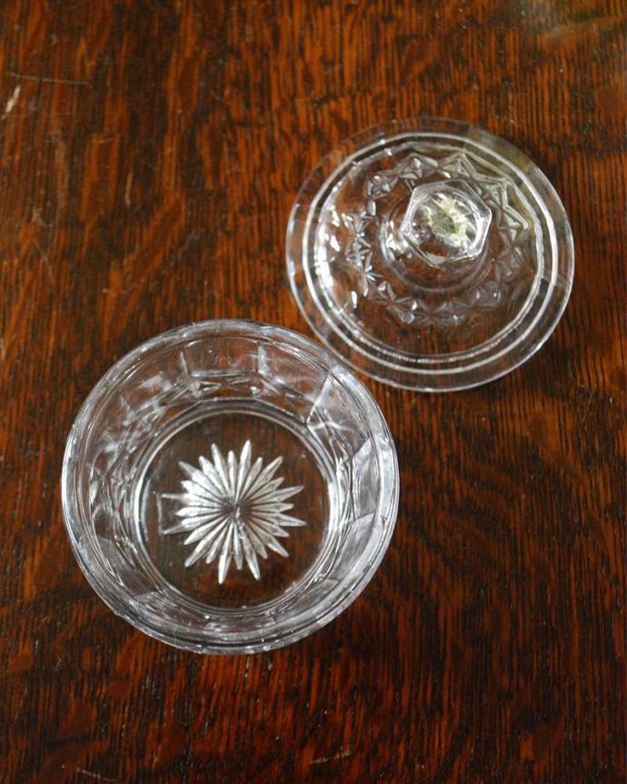 アンティーク 雑貨のガラス小物　アンティーク雑貨　ちょこんと可愛いガラスケース、アンティークのプレスドグラス(小物入れ)。上から見るとこんな感じです。(pg-4818)