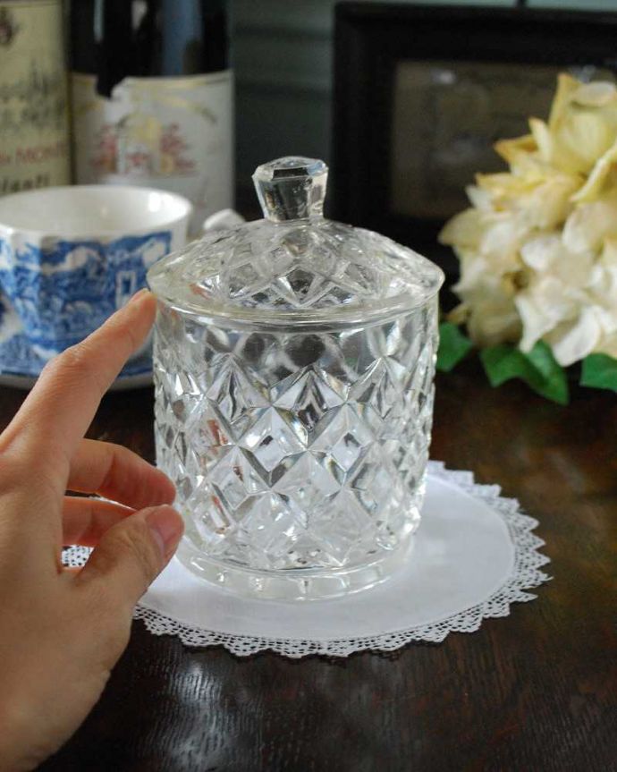 アンティーク 雑貨のガラス小物　アンティーク雑貨　宝石のようなキラキラした輝きのガラスケース、アンティークプレスドグラス。ふたを開ける度にワクワク置いておくだけで絵になる可愛らしさ。(pg-4823)