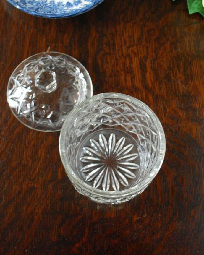 アンティーク 雑貨のガラス小物　アンティーク雑貨　宝石のようなキラキラした輝きのガラスケース、アンティークプレスドグラス。中を見るとこんな感じアンティークなので多少のキズ・欠けがある場合がありますが、使用上問題ありませんのでご了承下さい。(pg-4823)