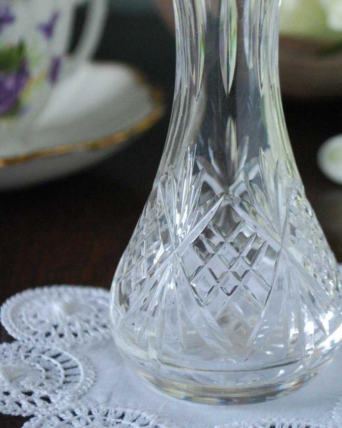 アンティーク 雑貨のガラス小物　アンティーク雑貨　シルエットが可愛いアンティークの花瓶　ガラスのフラワーベース（プレスドグラス）。アンティークのため、多少の欠け・傷がある場合がありますが、使用上問題はありませんので、ご了承下さい。(pg-4829)
