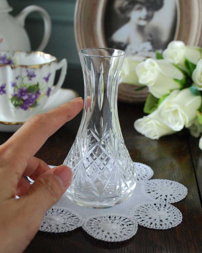 アンティーク 雑貨のガラス小物　アンティーク雑貨　シルエットが可愛いアンティークの花瓶　ガラスのフラワーベース（プレスドグラス）。１輪挿しにもオススメです。(pg-4829)