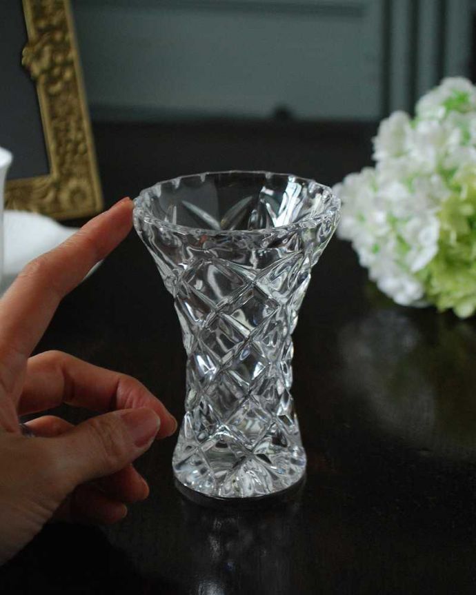 アンティーク 雑貨のガラス小物　アンティーク雑貨　繊細なカッティングが美しい１輪挿し、小さなアンティークプレスドグラス。お花を１輪挿すだけ花器が美しいので１輪挿すだけでパッと華やかになります。(pg-4832)