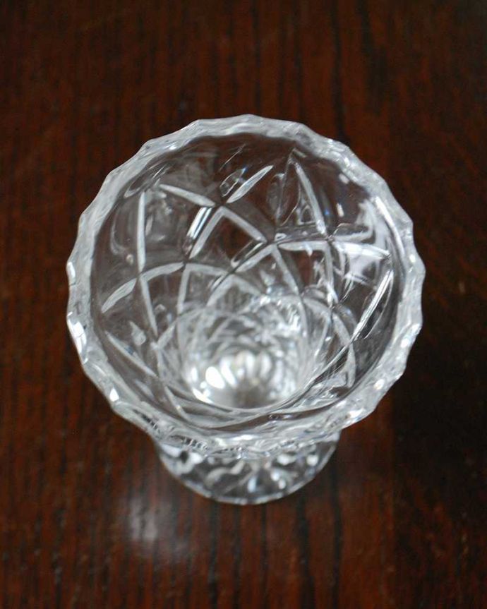 アンティーク 雑貨のガラス小物　アンティーク雑貨　繊細なカッティングが美しい１輪挿し、小さなアンティークプレスドグラス。上から見るとこんな感じですアンティークなので多少のキズ・欠けがある場合がありますが、使用上問題ありませんのでご了承下さい。(pg-4832)