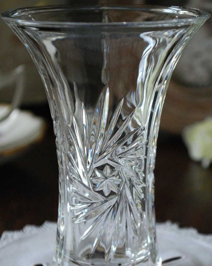 アンティーク 雑貨のガラス小物　アンティーク雑貨　アンティークガラスの輝くフラワーベース、プレスドグラス。アンティークのため、多少の欠け・傷がある場合がありますが、使用上問題はありませんので、ご了承下さい。(pg-4834)