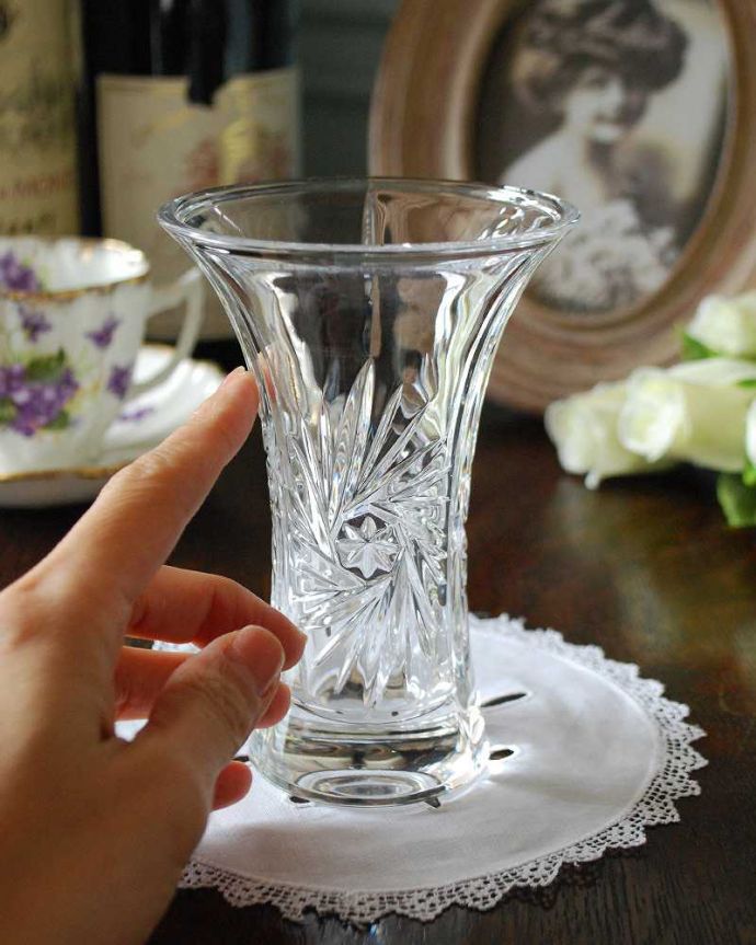 アンティーク 雑貨のガラス小物　アンティーク雑貨　アンティークガラスの輝くフラワーベース、プレスドグラス。１輪挿しにもオススメです。(pg-4834)