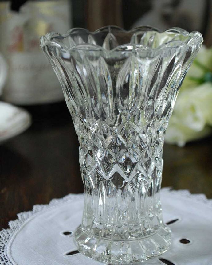 アンティーク 雑貨のガラス小物　アンティーク雑貨　キレイなアンティーク雑貨、クリアガラスのフラワーベース（花瓶）。アンティークのため、多少の欠け・傷がある場合がありますが、使用上問題はありませんので、ご了承下さい。(pg-4835)