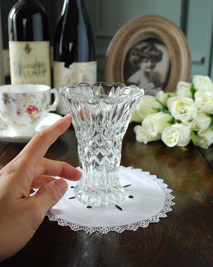 アンティーク 雑貨のガラス小物　アンティーク雑貨　キレイなアンティーク雑貨、クリアガラスのフラワーベース（花瓶）。１輪挿しにもオススメです。(pg-4835)