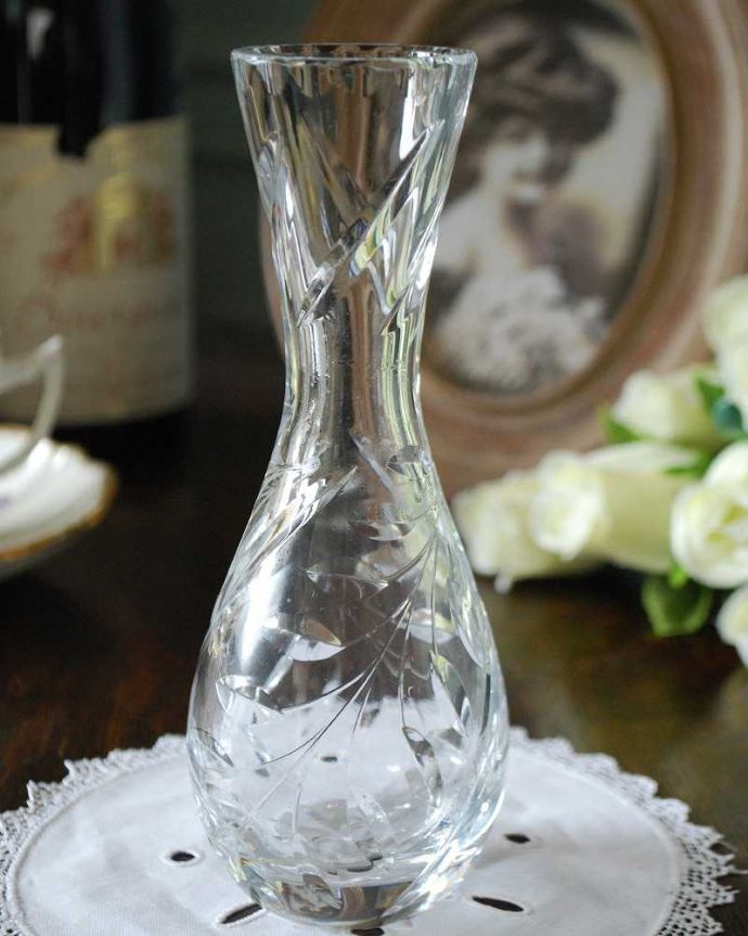 アンティーク 雑貨のガラス小物　アンティーク雑貨　ふっくらしたシルエットが女性らしいフラワーベース（花瓶）、アンティークプレスドグラス。１輪挿しにもオススメです。(pg-4838)