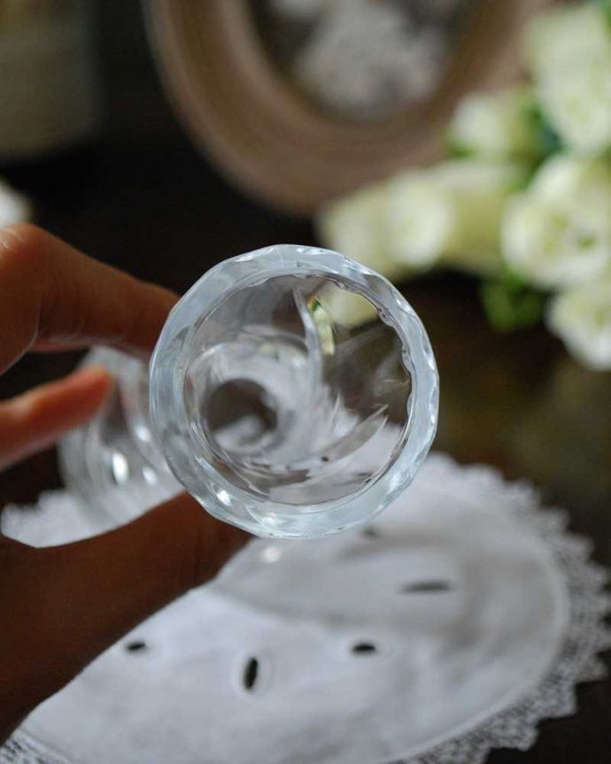 アンティーク 雑貨のガラス小物　アンティーク雑貨　ふっくらしたシルエットが女性らしいフラワーベース（花瓶）、アンティークプレスドグラス。上から見るとこんな感じです。(pg-4838)