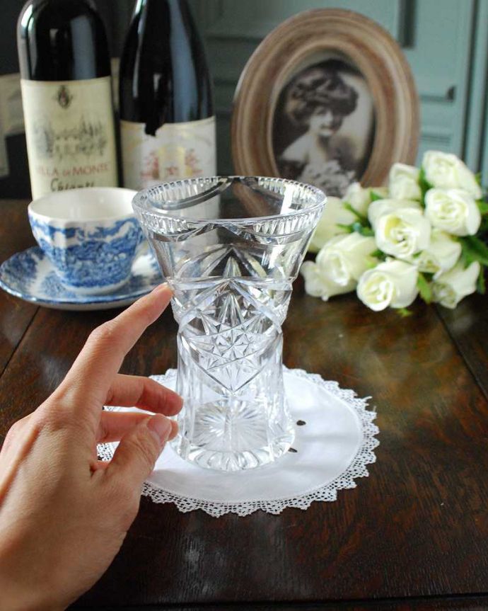 アンティーク 雑貨のガラス小物　アンティーク雑貨　光を受けてキラキラ輝くプレスドグラス、アンティークガラスのフラワーベース。１輪挿しにもオススメです。(pg-4839)