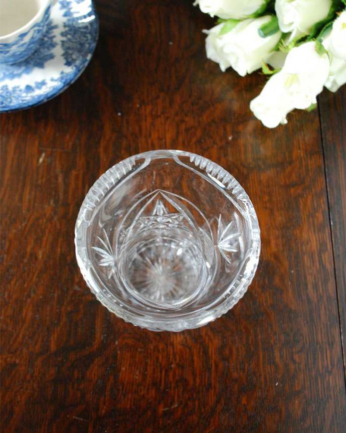 アンティーク 雑貨のガラス小物　アンティーク雑貨　光を受けてキラキラ輝くプレスドグラス、アンティークガラスのフラワーベース。上から見るとこんな感じです。(pg-4839)