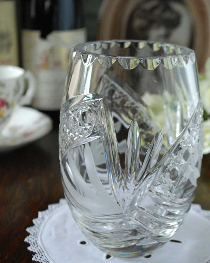 アンティーク 雑貨のガラス小物　アンティーク雑貨　可愛いアンティークのフラワーベース（花瓶）、イギリスのアンティーク雑貨。アンティークのため、多少の欠け・傷がある場合がありますが、使用上問題はありませんので、ご了承下さい。(pg-4840)