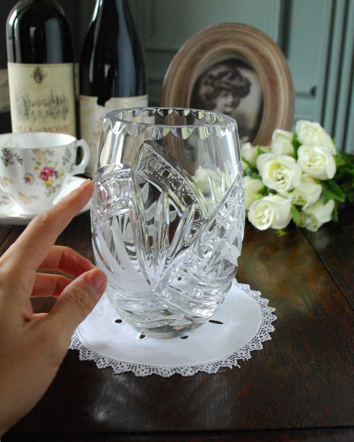 アンティーク 雑貨のガラス小物　アンティーク雑貨　可愛いアンティークのフラワーベース（花瓶）、イギリスのアンティーク雑貨。飾るだけで絵になる美しさ。(pg-4840)
