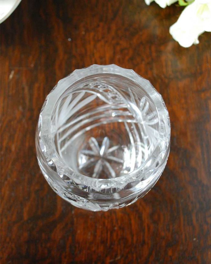 アンティーク 雑貨のガラス小物　アンティーク雑貨　可愛いアンティークのフラワーベース（花瓶）、イギリスのアンティーク雑貨。上から見るとこんな感じです。(pg-4840)