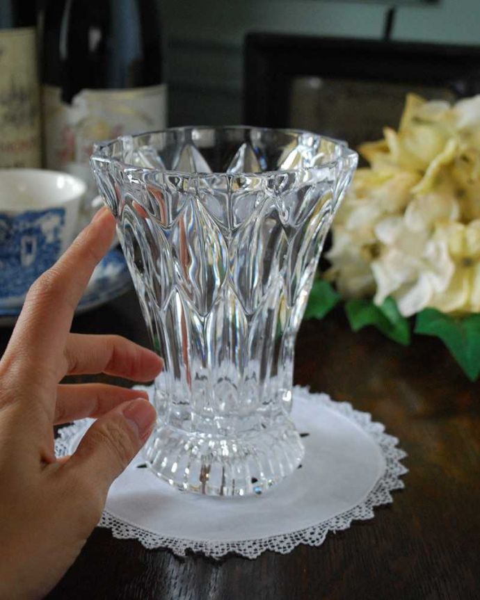 アンティーク 雑貨のガラス小物　アンティーク雑貨　アンティークガラスの小ぶりで輝くフラワーベース、プレスドグラス。飾るだけで絵になる美しさ。(pg-4841)