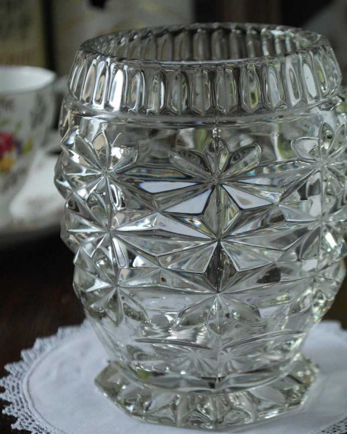 アンティーク 雑貨のガラス小物　アンティーク雑貨　装飾にこだわったガラスのフラワーベース（花器）、アンティークプレスドグラス。普段の生活にパッと華を添えてくれるアンティーク気軽に使えるアンティークのプレスドグラスの中で、もっとも英国らしいアイテムの花器。(pg-4842)