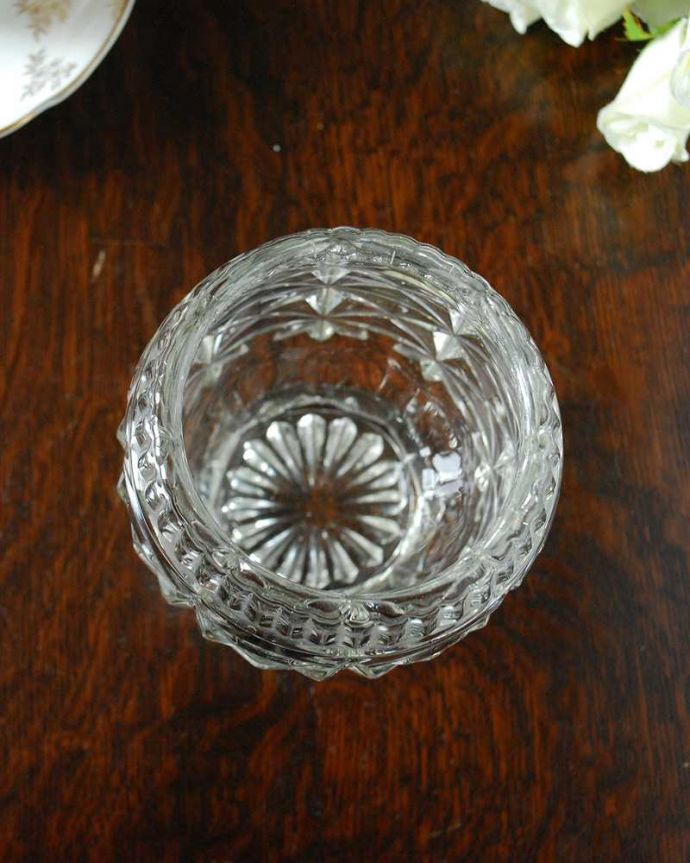 アンティーク 雑貨のガラス小物　アンティーク雑貨　装飾にこだわったガラスのフラワーベース（花器）、アンティークプレスドグラス。上から見て中をチェックアンティークなので多少の欠けやキズがある場合がありますが、使用上問題ありませんのでご了承下さい。(pg-4842)
