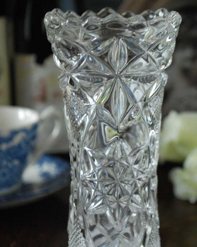 アンティーク 雑貨のガラス小物　アンティーク雑貨　可憐で美しいフラワーベース、アンティークプレスドグラス（花器）。普段の生活にパッと華を添えてくれるアンティーク気軽に使えるアンティークのプレスドグラスの中で、もっとも英国らしいアイテムの花器。(pg-4843)