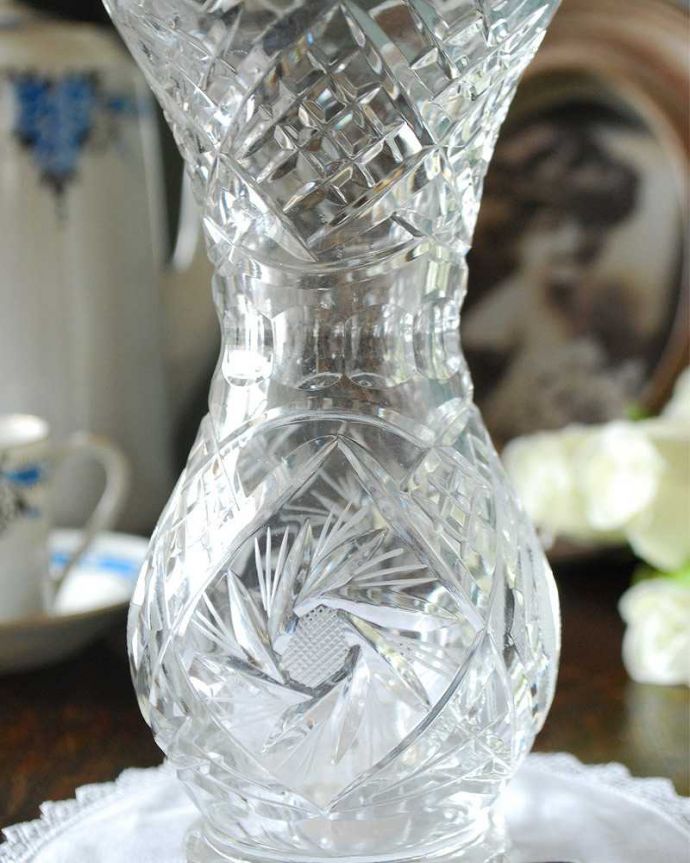アンティーク 雑貨のガラス小物　アンティーク雑貨　ゴージャスで可愛いフラワーベース　英国アンティークのプレスドグラス。もともとは1人用の小さな花器もともとはお花を愛する英国で使われていた、テーブルをセットするとき１人に1個ずつ置くための花入れなんです。(pg-4846)