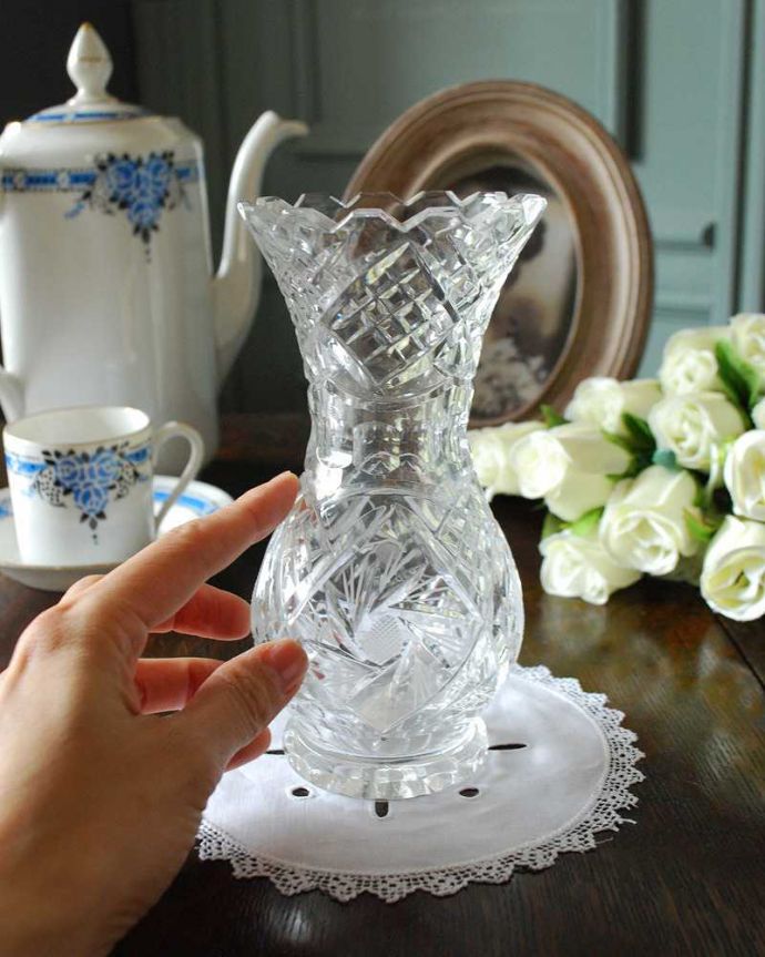 アンティーク 雑貨のガラス小物　アンティーク雑貨　ゴージャスで可愛いフラワーベース　英国アンティークのプレスドグラス。お花を１輪挿すだけ花器が美しいのでどんなお花も１輪挿すだけでパッと華やかなダイニングに。(pg-4846)