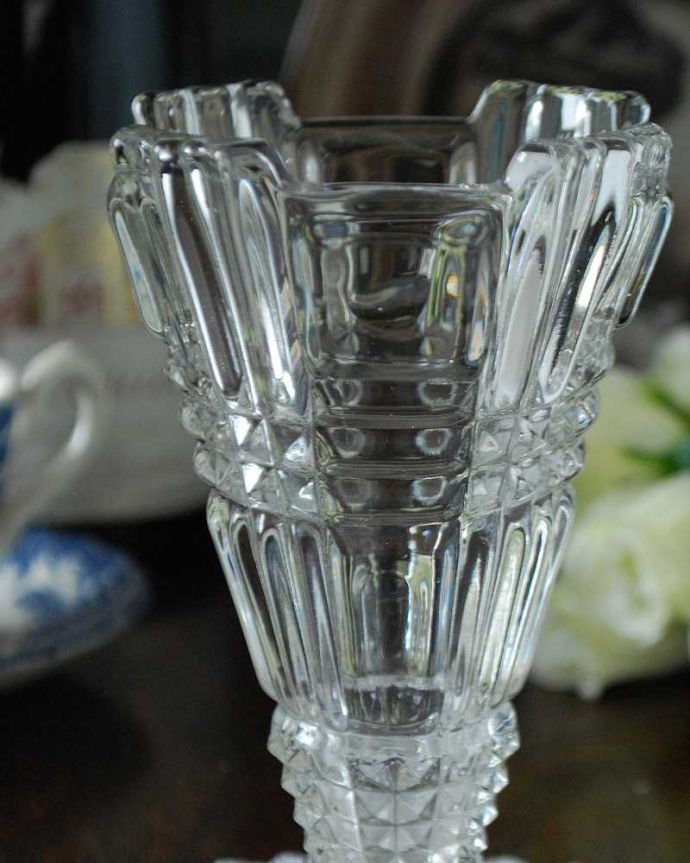 アンティーク 雑貨のガラス小物　アンティーク雑貨　アンティークの花瓶、カッティングガラスのフラワーベース（プレスドグラス）。飾るだけで絵になる美しさ。(pg-4849)