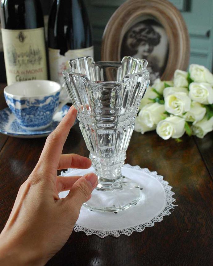 アンティーク 雑貨のガラス小物　アンティーク雑貨　アンティークの花瓶、カッティングガラスのフラワーベース（プレスドグラス）。ガラスを通してみるとキラキラ輝きますアンティークのガラスは、現代のものと成分も違うから輝き方が違うんです。(pg-4849)