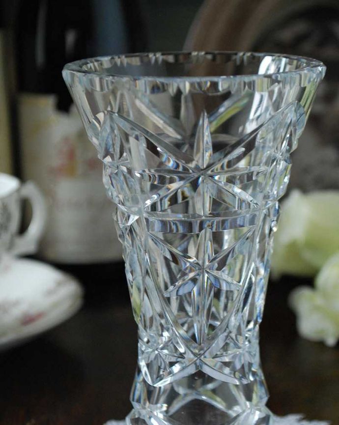 アンティーク 雑貨のガラス小物　アンティーク雑貨　縁どりがきらきら輝くアンティークプレスドグラス（フラワーベース）。普段の生活にパッと華を添えてくれる小さなアンティーク気軽に使えるアンティークのプレスドグラスの中で、もっとも英国らしいアイテムの花器。(pg-4851)