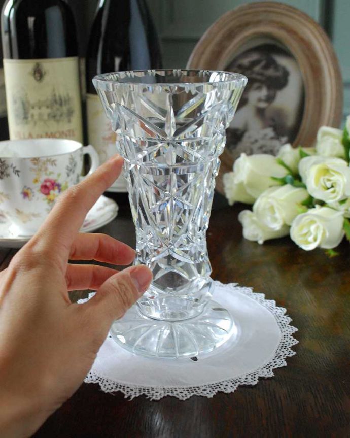 アンティーク 雑貨のガラス小物　アンティーク雑貨　縁どりがきらきら輝くアンティークプレスドグラス（フラワーベース）。ガラスを通してみるとキラキラ輝きますアンティークのガラスは、現代のものと成分も違うから輝き方が違うんです。(pg-4851)