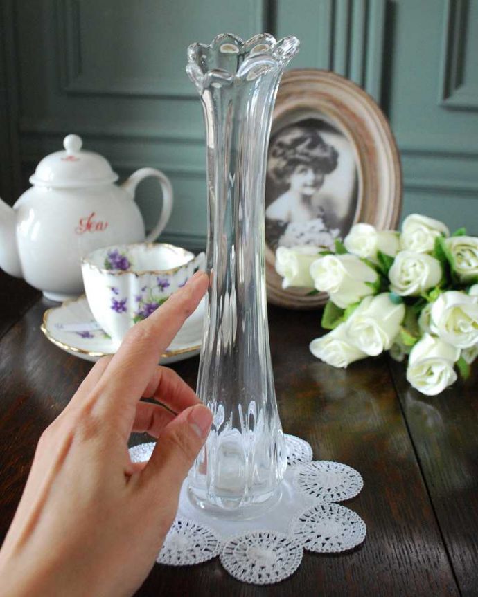 アンティーク 雑貨のガラス小物　アンティーク雑貨　凛とした美しい1輪挿し、アンティークプレスドグラス（花瓶）。飾るだけで絵になる美しさ。(pg-4854)