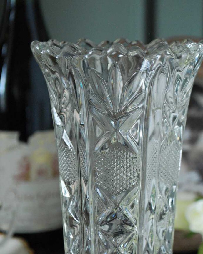 アンティーク 雑貨のガラス小物　アンティーク雑貨　レースカットの縁どりが華やかなフラワーベース、アンティークのプレスドグラス。普段の生活にパッと華を添えてくれる小さなアンティーク気軽に使えるアンティークのプレスドグラスの中で、もっとも英国らしいアイテムの花器。(pg-4855)