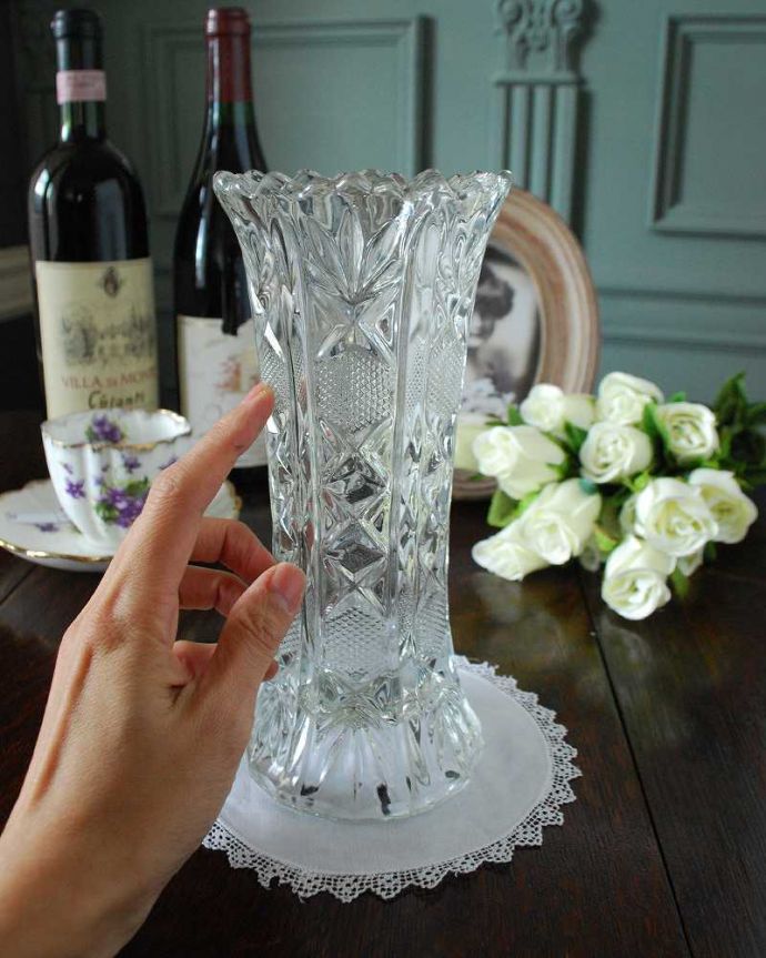 アンティーク 雑貨のガラス小物　アンティーク雑貨　レースカットの縁どりが華やかなフラワーベース、アンティークのプレスドグラス。キラキラ輝く美しさ置いておくだけでも絵になる花器。(pg-4855)