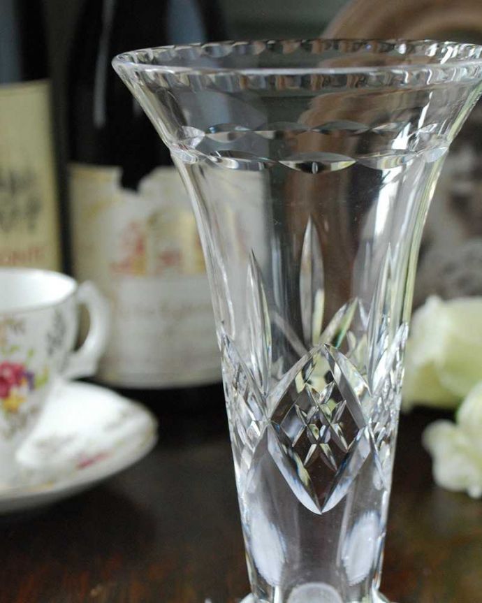 アンティーク 雑貨のガラス小物　アンティーク雑貨　ガラスの花瓶（フラワーベース）、キレイなアンティークプレスドグラス。飾るだけで絵になる美しさ。(pg-4856)