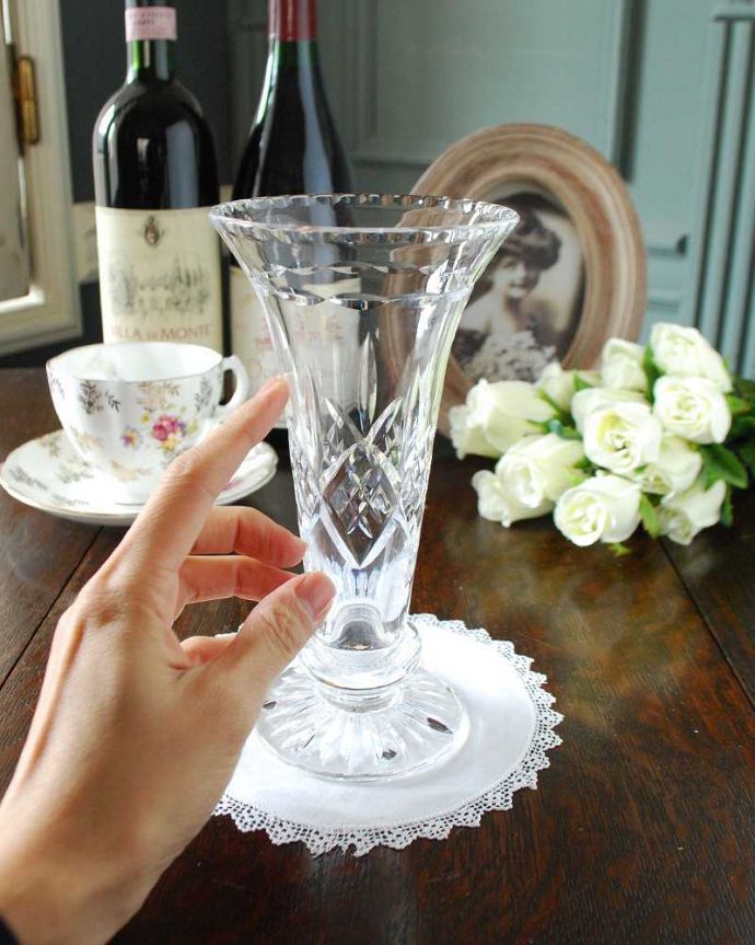 アンティーク 雑貨のガラス小物　アンティーク雑貨　ガラスの花瓶（フラワーベース）、キレイなアンティークプレスドグラス。ガラスを通してみるとキラキラ輝きますアンティークのガラスは、現代のものと成分も違うから輝き方が違うんです。(pg-4856)