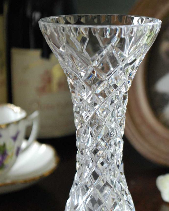 アンティーク 雑貨のガラス小物　アンティーク雑貨　美しいアンティークプレスドグラス、繊細なカッティングが輝く花器。飾るだけで絵になる美しさ。(pg-4858)