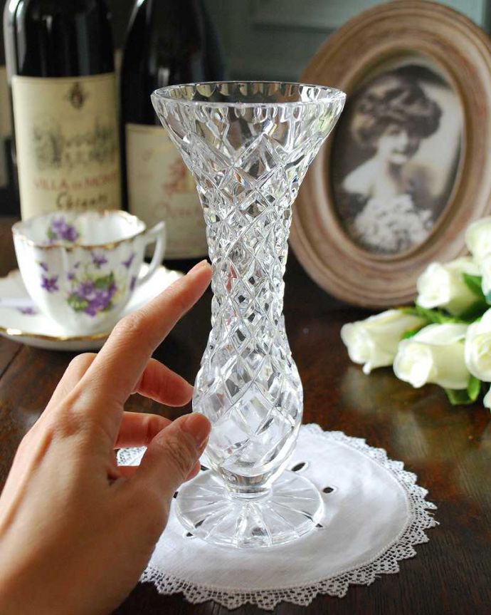 アンティーク 雑貨のガラス小物　アンティーク雑貨　美しいアンティークプレスドグラス、繊細なカッティングが輝く花器。ガラスを通してみるとキラキラ輝きますアンティークのガラスは、現代のものと成分も違うから輝き方が違うんです。(pg-4858)
