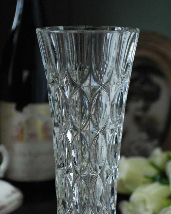 アンティーク 雑貨のガラス小物　アンティーク雑貨　カッティングがキレイなクリアガラスのフラワーベース（花瓶）プレスドグラス。飾るだけで絵になる美しさ。(pg-4859)