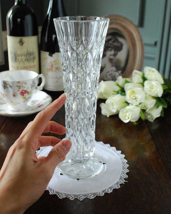 アンティーク 雑貨のガラス小物　アンティーク雑貨　カッティングがキレイなクリアガラスのフラワーベース（花瓶）プレスドグラス。ガラスを通してみるとキラキラ輝きますアンティークのガラスは、現代のものと成分も違うから輝き方が違うんです。(pg-4859)