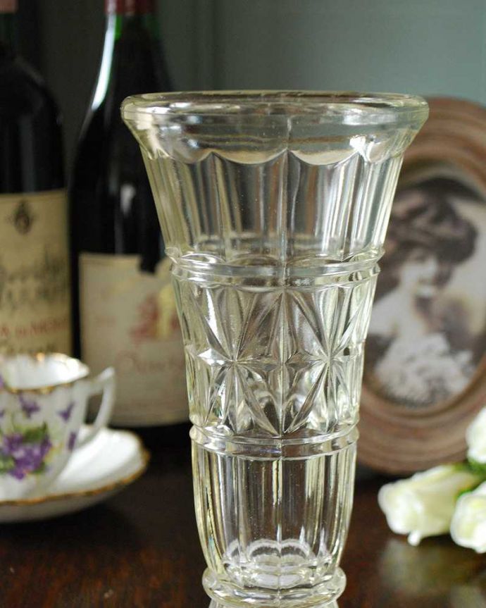 アンティーク 雑貨のガラス小物　アンティーク雑貨　アンティークのガラス雑貨、きらきら輝く脚付きのフラワーベース（プレスドグラス）。普段の生活にパッと華を添えてくれるアンティーク気軽に使えるアンティークのプレスドグラスの中で、もっとも英国らしいアイテムの花器。(pg-4861)
