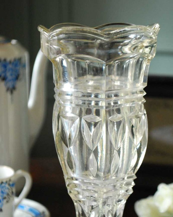 アンティーク 雑貨のガラス小物　アンティーク雑貨　華やかなデザインの脚付きアンティークプレスドグラス、フラワーベース（花瓶）。普段の生活にパッと華を添えてくれるアンティーク気軽に使えるアンティークのプレスドグラスの中で、もっとも英国らしいアイテムの花器。(pg-4862)